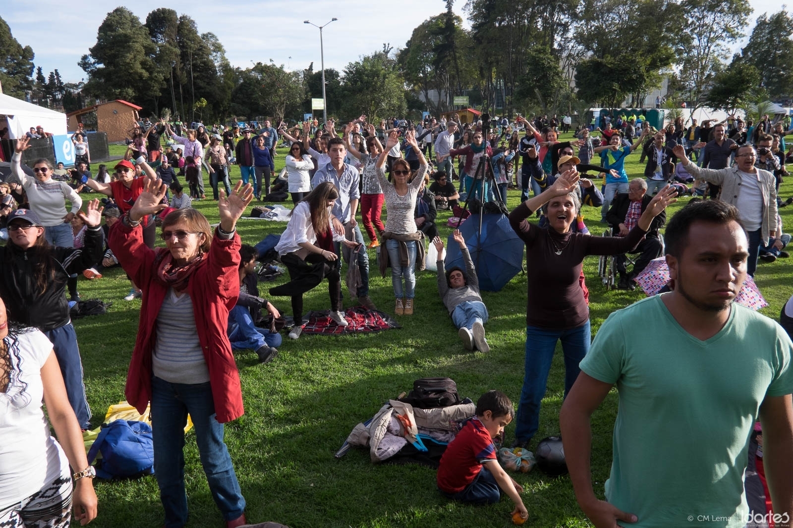 Fotografía de público al aire libre en zona verde