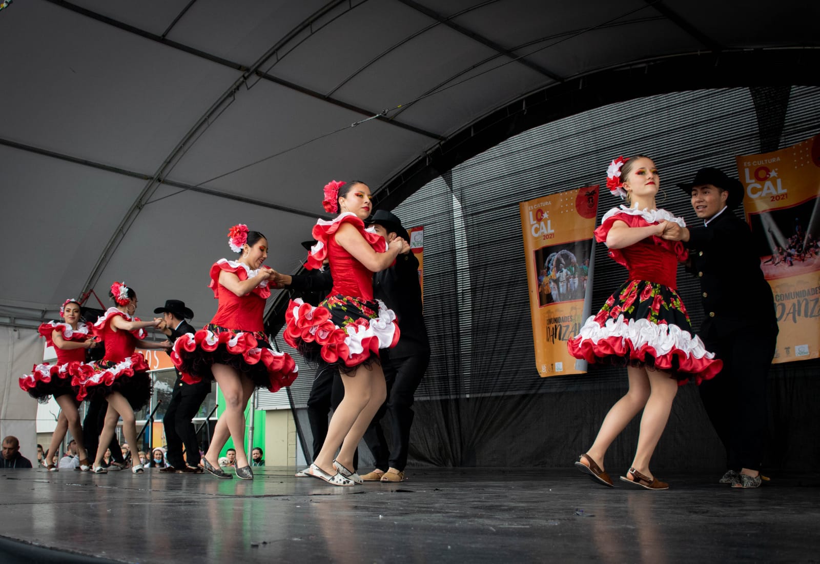 Fotografía de bailarines corporación AMARU