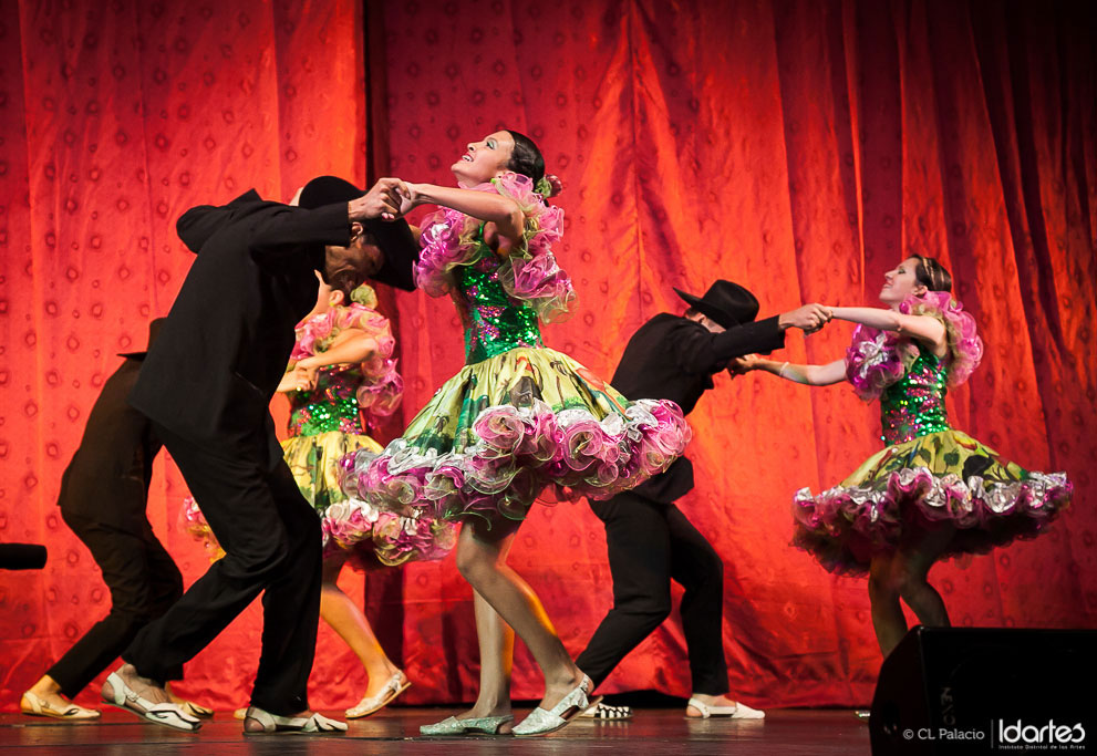 Fotografía de bailarines de joropo en escena