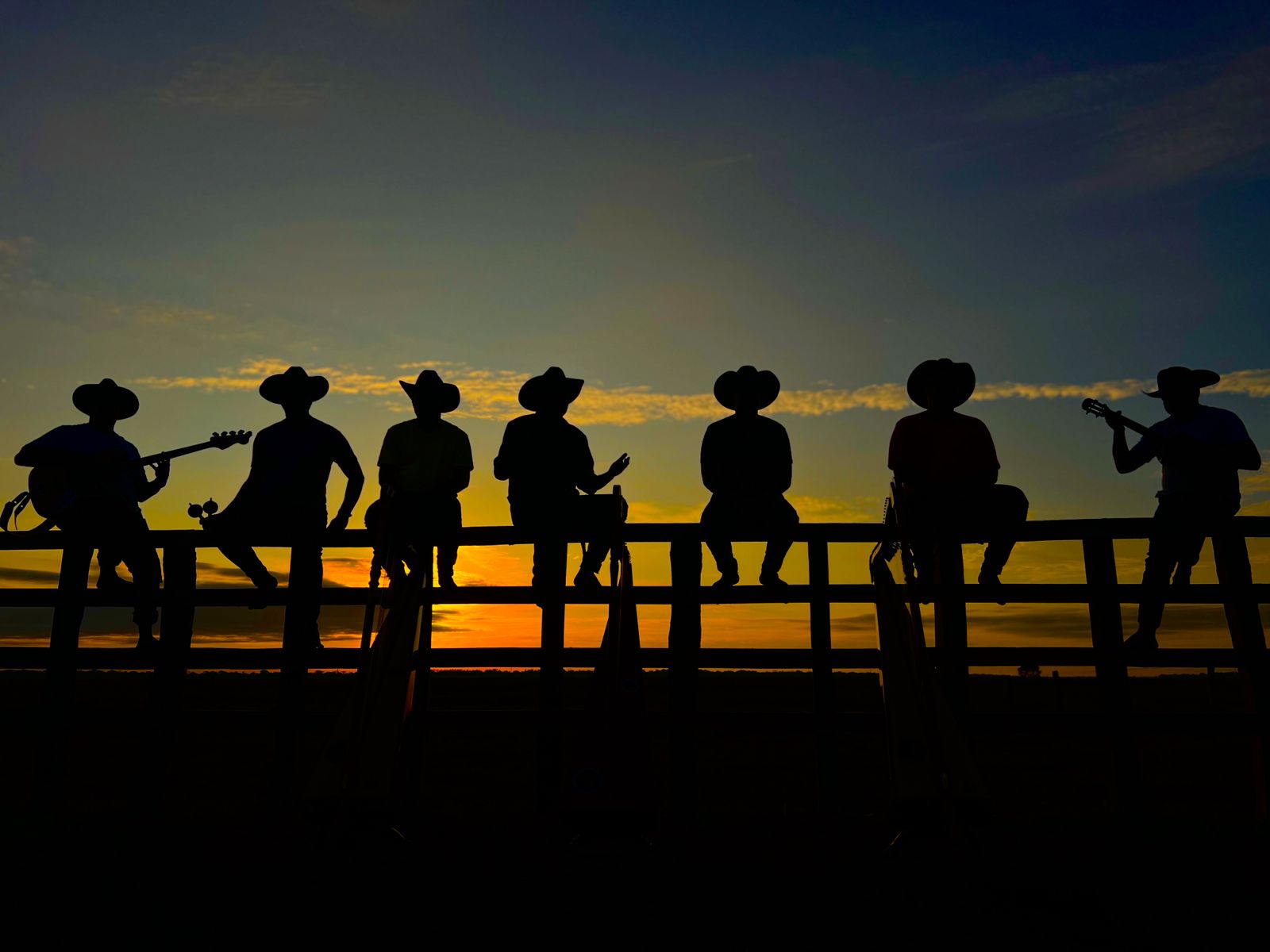 Fotografía de siluetas de personas en  los llanos