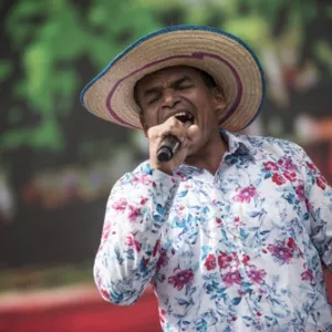 Fotografía de artista cantando