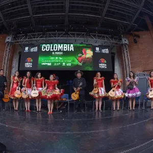 Fotografía de artistas en escenario con trajes típicos