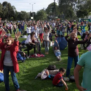 Fotografía de público al aire libre en zona verde