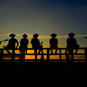 Fotografía de siluetas de personas en  los llanos